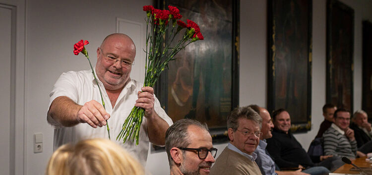 Mit großer Geste verabschiedet sich Peter Bodo Schöllkopf aus dem Gemeinderat.Foto: Carsten Riedl