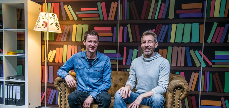 Sebastian Hoerz (links) und Mike Eissele in der „Library“ beim Teamviewer. Foto: Giacinto Carlucci