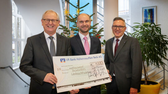 Bruno Foldenauer, Stefan Gerlach und Thomas Krießler (von links) vom der VR Bank Hohenneuffen-Teck freuen sich darüber, die Weih