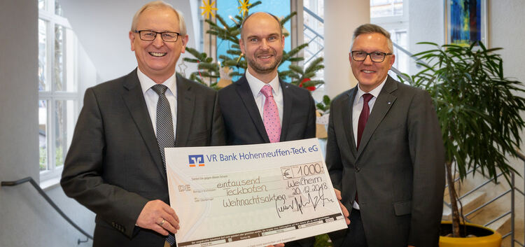 Bruno Foldenauer, Stefan Gerlach und Thomas Krießler (von links) vom der VR Bank Hohenneuffen-Teck freuen sich darüber, die Weih