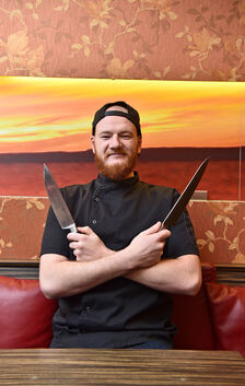 Weiß, wie man in der Küche mit Messern umgeht: der Weilheimer Johannes Braun. Foto: Markus Brändli