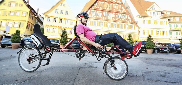 Karl-Heinz Eichhorn hat ein multifunktionales Rad entwickelt. Er fährt mit der Lastenrad-Variante über den Esslinger Marktplatz.