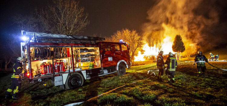PLOCHINGEN: Auf einer Wiese nahe der Anschlussstelle der B10 beiPlochingen/Hochdorf brannten erneut zwei Holzstapel. Die Feuerwe