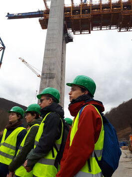 Neben dem mächtigen Pfeiler der Filstalbrücke bei Wiesensteig erhalten die Schüler Einblick in die Brückenstatik. Foto: pr