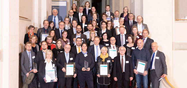 Die Gewinner des „Schule-Wirtschaft“-Preises bei der Verleihung in Berlin.Foto: Peter-Paul Weiler