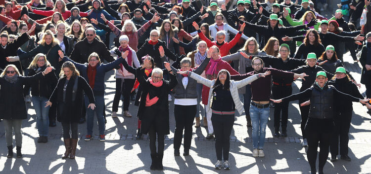 One Billion Rising Flashmob von Frauen weltweit gegen Gewalt, findet in Kirchheim vor dem Rathaus statt.