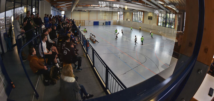 Die Notzinger Sporthalle im Fokus der Fußballer: Am Samstag messen 18 Teams dort ihre Kräfte. Foto: Markus Brändli