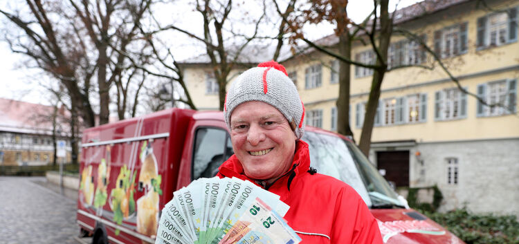 Eisherzen gegen Spenden: Eismann Jürgen Albrecht freut sich über die großzügige Unterstützung durch seine Kunden.Foto: Jean-Luc