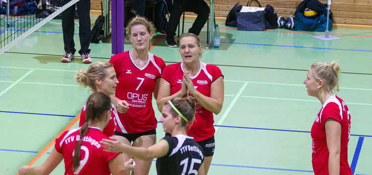 Endlich mal wieder jubeln: Die Dettinger Volleyballerinnen haben die Durststrecke von drei Pleiten in Folge beendet. Foto: Genio