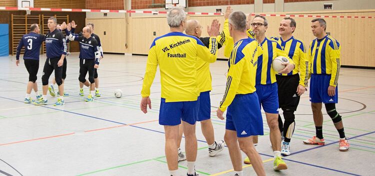 Abklatschen ohne Erfolg: Die VfL-Faustballer verloren drei Mal. Foto: Mirko Lehnen