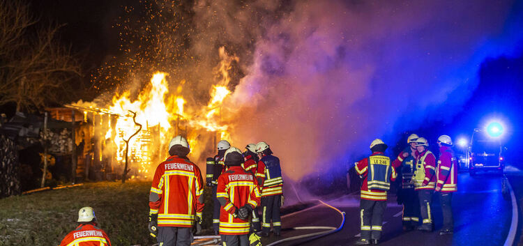 Erneut musste die Feuerwehr ausrücken, um brennende Holzstapel zu löschen.Foto: 7aktuell/Simon Adomat