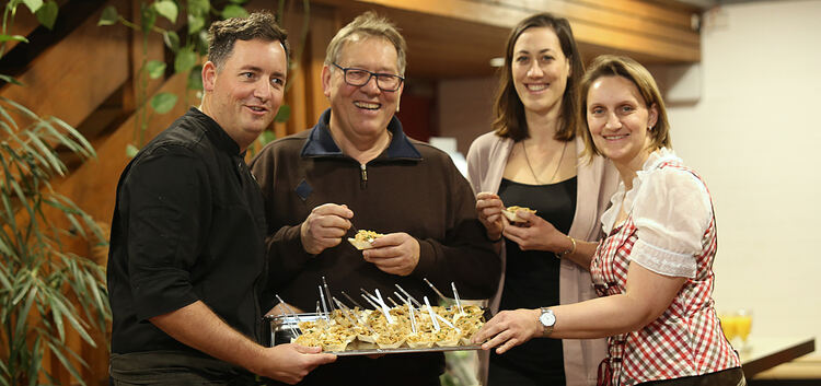 Rolf Rillings (zweiter von links) neue Produktlinie, Nudeln aus Buffalo-Mehlwürmern, kamen bei der Jubiläumsfeier in Zell gut an