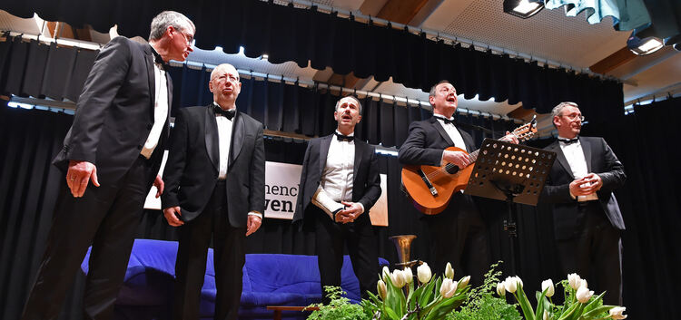 Passend zu den Epochen unterhielten die „Holzmadian Harmonists“ mit entsprechenden Stücken a cappella die Gäste im Herzog-Konrad