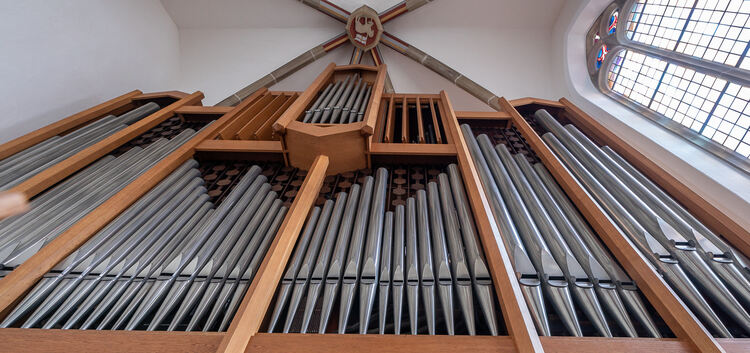 Ein echter Hingucker: Die neue Orgel in der Dettinger Kirche beeindruckt nicht nur musikalisch. Foto: Carsten Riedl