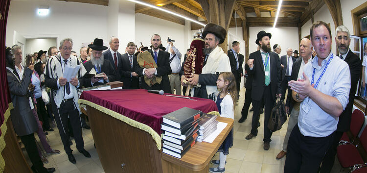Im Juni 2016 wurde die neue Thorarolle in die Synagoge gebracht. Jetzt wird das 200-jährige Bestehen des Gebetshauses gefeiert.A