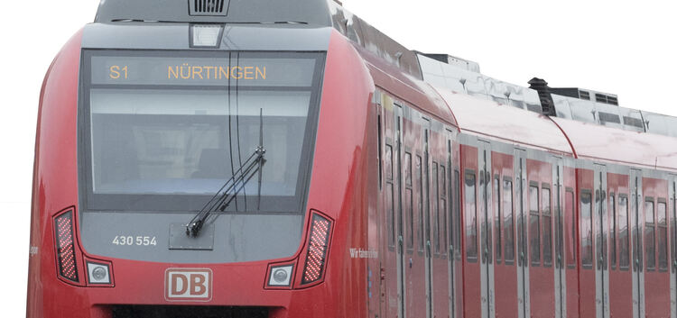 Bald womöglich Realität: Die S-Bahn-Linie 1 in Richtung Nürtingen. Fotomontage: Holzwarth