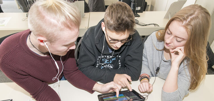 Voll bei der Sache: Die Schüler komponieren auf dem Tablet eigene Songs.Foto: Peter Dietrich