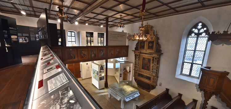Von außen und von innen: Das jüdische Museum ist in der ehemaligen evangelischen Dorfkirche untergebracht. Fotos: Markus Brändli