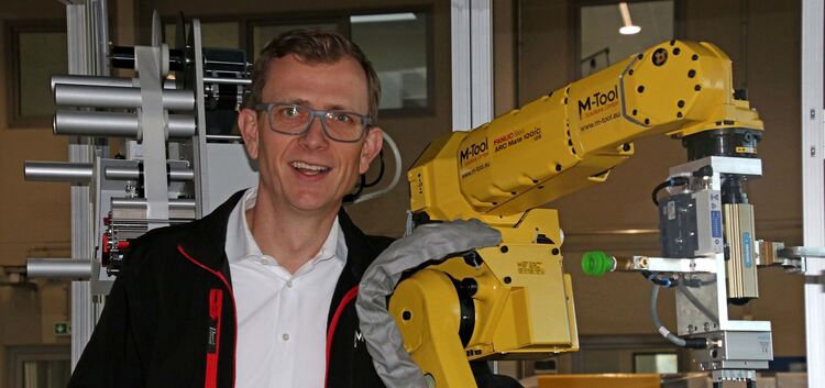 Geschäftsführer Martin Neumann übt den Schulterschluss mit einem Roboter aus dem Hause M-Solutions.Foto: Axel Raisch