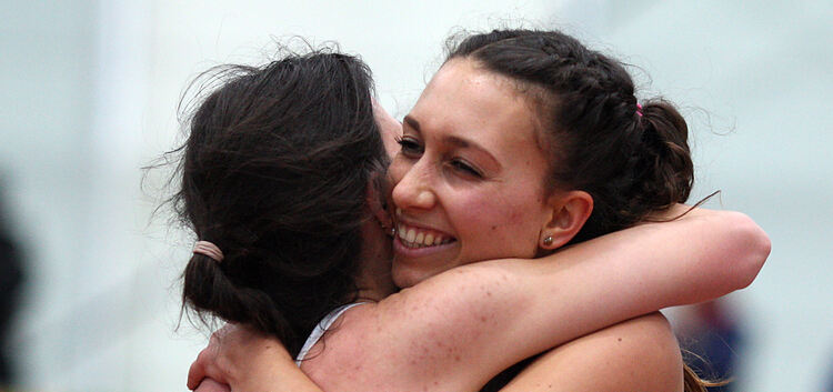 Erste und Zweite freuen sich: Sabrina Gehrung (rechts) umarmt die Silbermedaillengewinnerin Sophie Hamann. Foto: Ralf Görlitz
