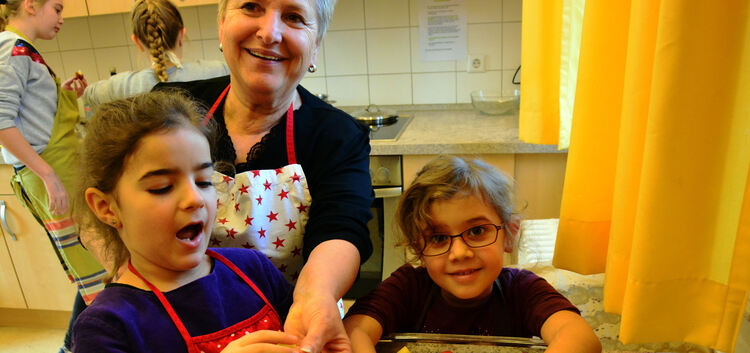 Kochen und Backen mit Kindern - ein Riesenspaß für die Kleinen. Auch die Oma freut sich. Foto: Günter Kahlert