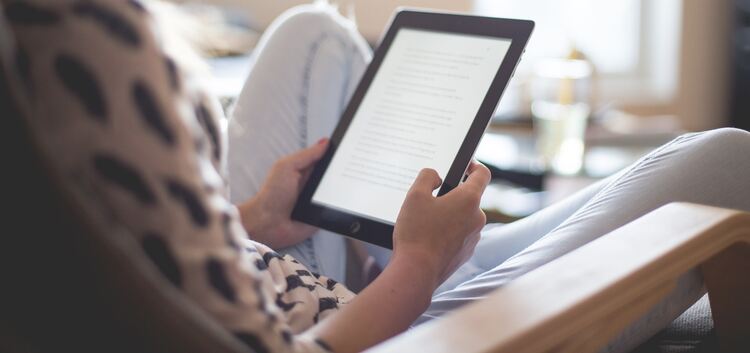 Egal ob am Wochenende oder nachts - neuer Lesestoff für E-Book-Reader oder Tablet lässt sich immer besorgen.Symbolbild