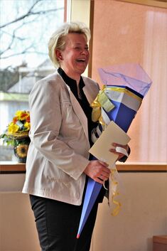 Ein Energieschub vom Kollegium: Susann Knapp freut sich über die gefüllte Schultüte, die ihr zur offiziellen Einsetzung als Rekt