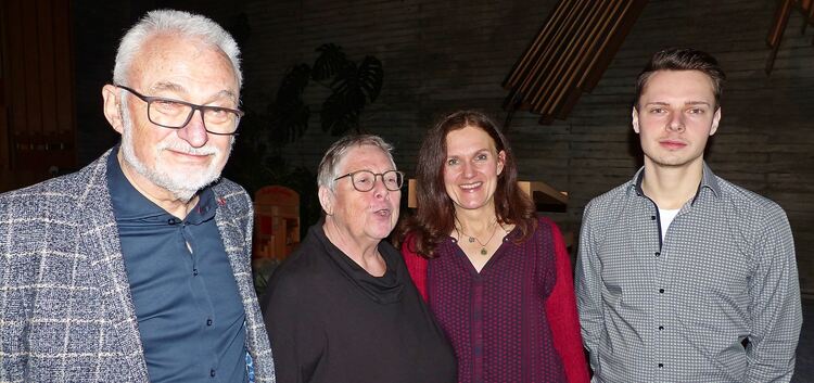 Filmemacher-Ehepaar Hartmut und Barbara Ibsch, Chorleiterin ­Andrea Wahl und der Pianist Michael Holder (von links) zeigten sich