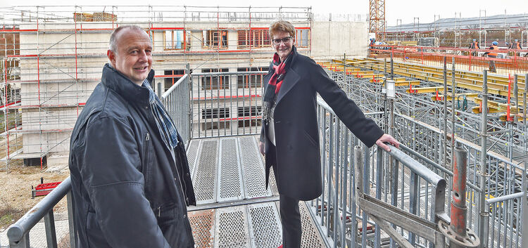 Schulleiter Ralf Streicher und Oberbürgermeisterin Matt-Heidecker schauen sich die Baustelle im Rauner von oben an.Fotos: Markus