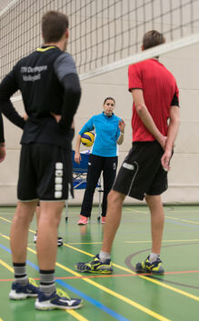 Sie hat hier das Sagen: Lyubka Sharalieva trainiert seit Ende November die Oberliga-Volleyballer der SG Neckar-Teck.Foto: Carste