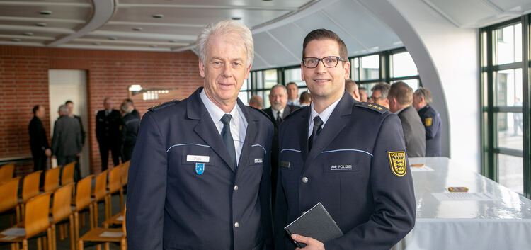 Polizeipräsident Alexander Pick (links) ist vom neuen Revierleiter Markus Schweikert begeistert.Foto: Roberto Bulgrin