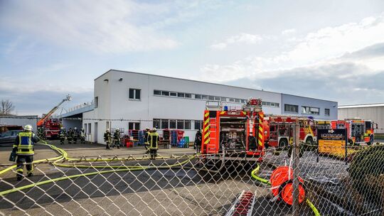 Am Dienstagmorgen, kurz nach sieben Uhr wurden die Einsatzkraefte von Feuerwehr und Rettungsdienst zur Lackiererei Hoffmann in d Am Dienstagmorgen, kurz nach sieben Uhr wurden die Einsatzkraefte von Feuerwehr und Rettungsdienst zur Lackiererei Hoffmann in d