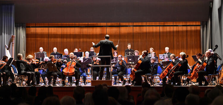 50 Musikbegeisterte  unter der Leitung von Siegfried Hartauer rissen das Publikum mit. Fotos: Markus Brändli