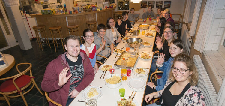 Mini WG-Woche der Ministranten in Kirchheim unter Teck -  Beim Abendessen, vorne die Mitarbeiter Viktor Hoffmann (links) und Jug