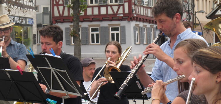 Das Konzert der Zentralkapelle konnte anfangs noch auf dem Marktplatz stattfinden.Foto: Heinz Böhler