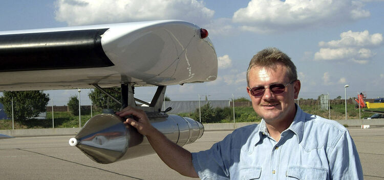 Rainer Schopf impft Gewitterwolken, um Hagelschäden zu verhindern. Vom Stuttgarter Flughafen fliegt er in den Rems-Murr-Kreis.Ar