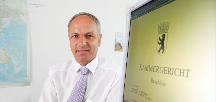 Im Kampf gegen Wirtschaftskriminelle kommt der Erste Kriminalhauptkommissar Dieter Barth mit dem „Kollegen“ Computer sowie mit A