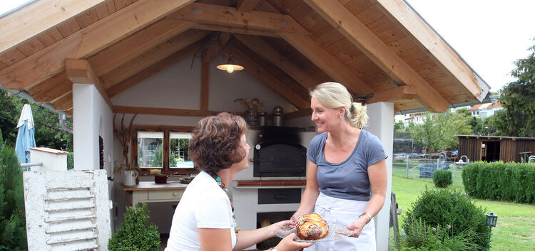 Susanne Bauer (rechts) backt zwar gerne in ihrem eigenen Backhäusle im Garten Brot, Hefezopf und vieles mehr. Bei den Landfrauen