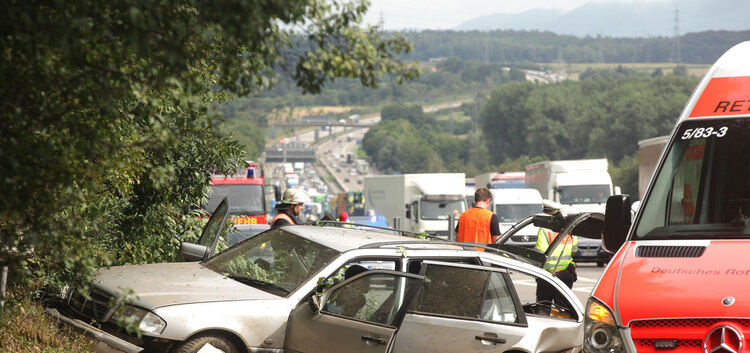 Schwer verletzte Beifahrerin. Bei einem Verkehrsunfall auf der Autobahn 8 bei Köngen wurde am Montag eine 37 Jahre alte Frau sch