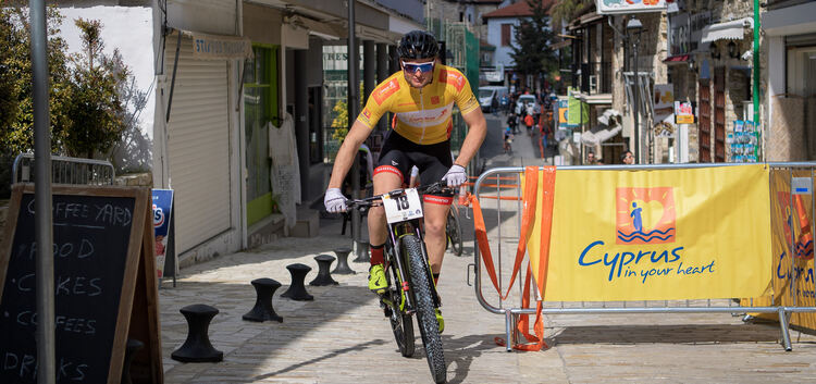 Durfte nach seinem Etappensieg einen Tag in gelb fahren: Luca Schwarzbauer. Foto: Armin Küstenbrück