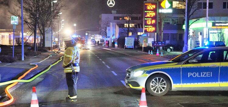 Die Kirchheimer Straße in Dettingen war am Freitagabend lange Zeit gesperrt, um den Brand bekämpfen zu können.Foto: SDMG/Krytzne
