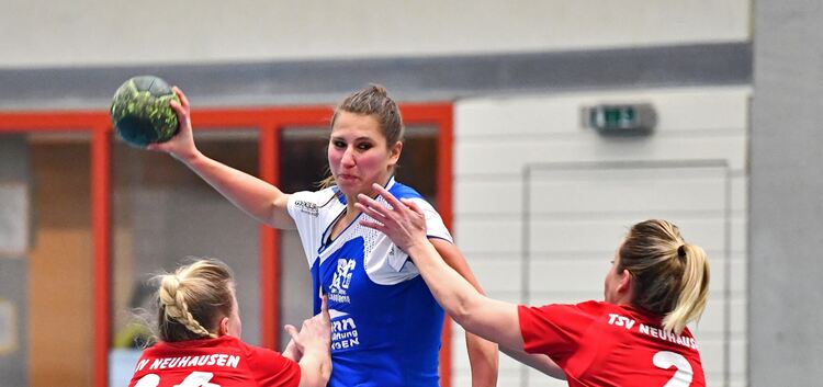10 Susanne Schilling, Handball-Bezirksliga Frauen: SG Lenningen (blau) -TSV Neuhausen (rot)