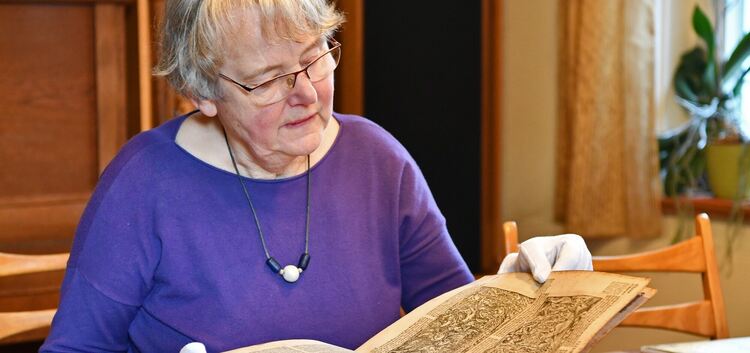 Ingeborg Hölzle blättert in ihrer Familienbibel vom „Federolfenhof“. Das Bild unten zeigt den entscheidenden Nachweis für das Ei