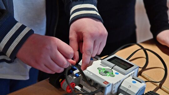 Der Lego Mindstorms EV3 nimmt Gestalt an. Der Lego Mindstorms EV3 nimmt Gestalt an.