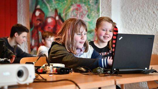 Die Jungs sind zwar eindeutig in der Überzahl, doch das Programmieren macht diesen beiden Mädchen richtig Spaß. Fotos: Markus B Die Jungs sind zwar eindeutig in der Überzahl, doch das Programmieren macht diesen beiden Mädchen richtig Spaß. Fotos: Markus B