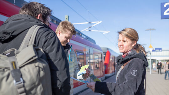 Die ersten Flyer verteilte Saskia Klinger am Kirchheimer Bahnhof persönlich. Fotos: Carsten Riedl