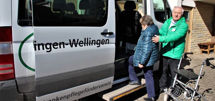 Helmut Strauß, Organisator des Bürgerbus-Fahrdienstes, hilft beim Einsteigen.Foto: Katja Eisenhardt
