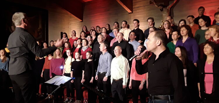 Temperamentvoll und mitreißend präsentieren die über 100 Sänger des Projektchors in Holzmaden die Gospelsongs von Helmut Jost. F