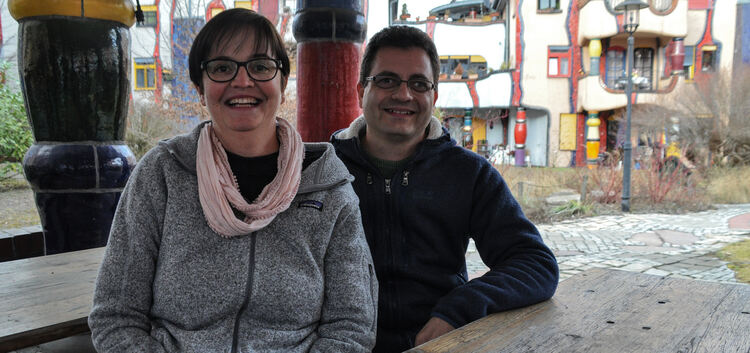 Astrid und Michael Bubeck sitzen gerne im Pavillon im Innenhof des Hundertwasserhauses (Bild oben). Werner Hofbauer hat sich zur