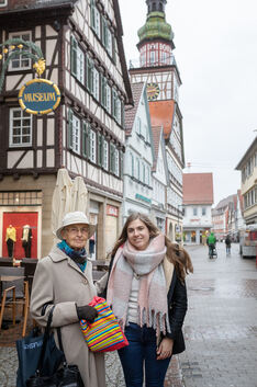 Das Bild oben zeigt Nadia Vollweiler (rechts) und Brigitte Kneher in der Max-Eyth-Straße. Unten rechts betrachten die beiden alt